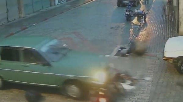 سائق دراجة نارية ينجو من الموت بأعجوبة.. حادث في تركيا ينتهي بعناق