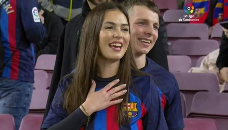 مشجع برشلوني يستغل لقاء ريال مدريد للتقدم لخطيبته