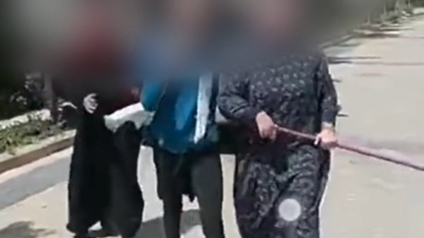 مصرية تطارد رجلا بعصا وتسبه بألفاظ نابية.. فيديو صادم من الحي الراقي