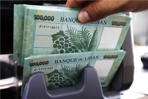 وسط تدهور الليرة..قطع للطرقات وإغلاق الصيدليات ومحطات الوقود بلبنان