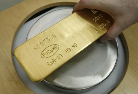 الذهب عالميًا يقف قاب قوسين من مستوى 2,000 دولار للأوقية