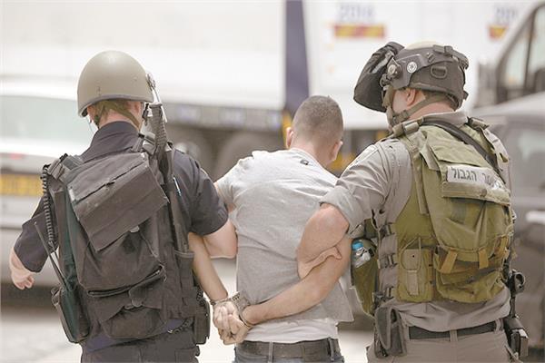 استشهاد فلسطيني واعتقال 11 آخرين في الضفة المحتلة