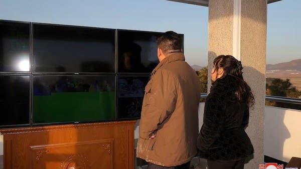 لن تصدق.. هذا ما ارتدته ابنة الزعيم كيم عند حضورها تجربة صاروخية!