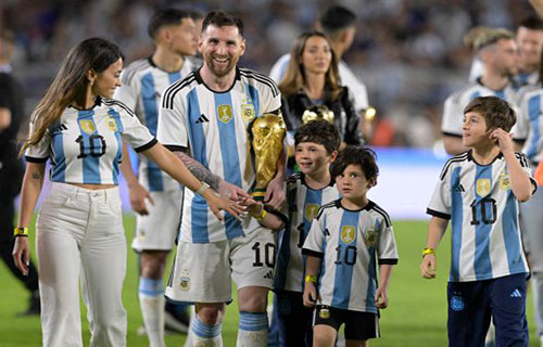“ميسي” يُسجل هدفاً تاريخياً في شِباك بنما يؤجج احتفال الارجنتين الصاخب بذهب المونديال