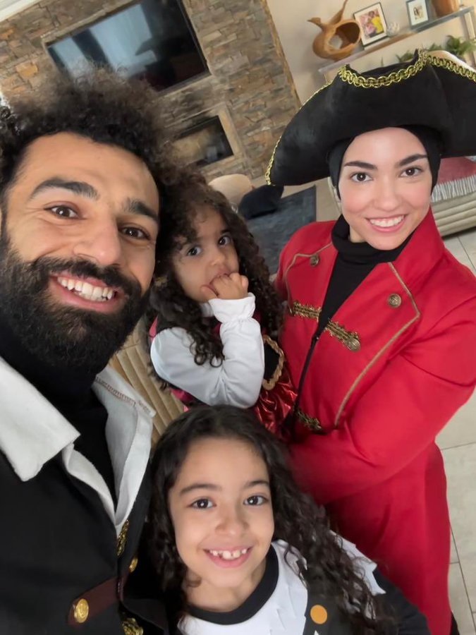 محمد صلاح يشارك متابعيه بصورة عائلية