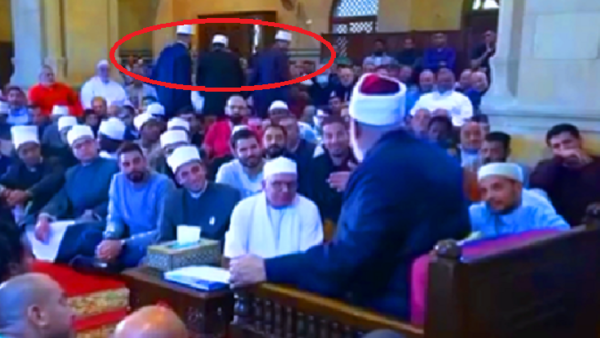 شاهد مفتي مصر الأسبق يوبخ طلبة انصرفوا عن درسه إلى درس شيخ آخر 