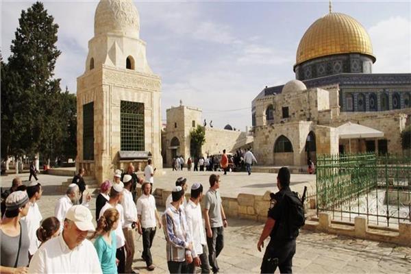 قوات الاحتلال الإسرائيلي تقتحم المسجد الأقصى وتقمع المصلين وتخرجهم بالقوة