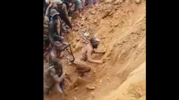 فيديو لا يصدق.. هكذا خاطر عامل بحياته لإنقاذ حياة أصدقائه!