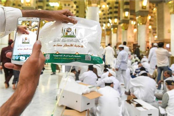 شؤون الحرمين السعودية توزع 10 آلاف وجبة لضيوف الرحمن في مطار الملك عبد العزيز