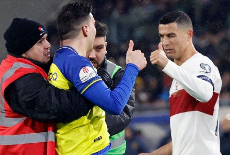 مشجع يقتحم الملعب للاحتفال مع رونالدو