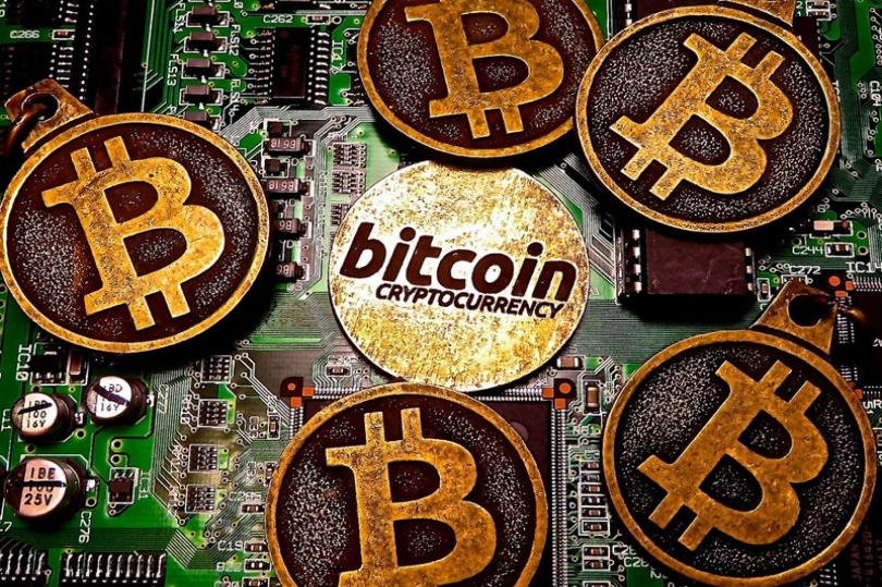 دعوى تتهم أكبر منصة للكريبتو بالاحتيال.. والبيتكوين تسقط أدنى الـ 27 ألف