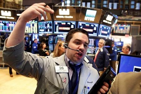 ناسداك يهبط ويخالف بقية المؤشرات.. والذهب والدولار يسقطان سويًا
