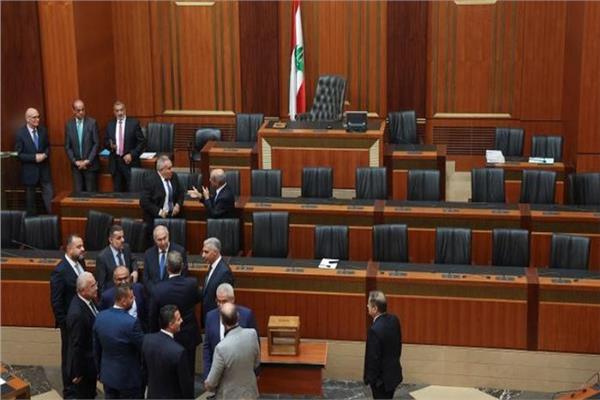 خلاف حاد واشتباك بالأيدي ينهي جلسة اللجان المشتركة بالبرلمان اللبناني