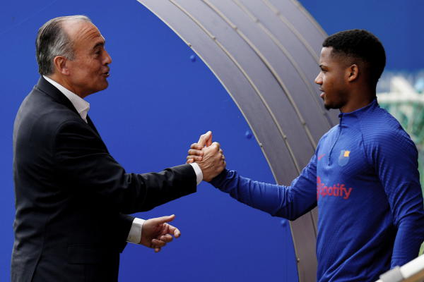 والد فاتي محبط من قلة مشاركات نجله مع برشلونة