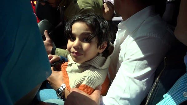 العربية ترصد لحظات الفرح بإعادة الطفل شنودة لوالديه بالتبني