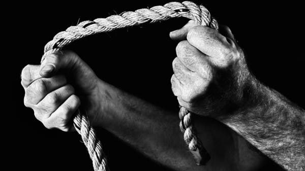 خنقه بحبل وهشّم رأسه.. هكذا رد مصري جميل صديقه