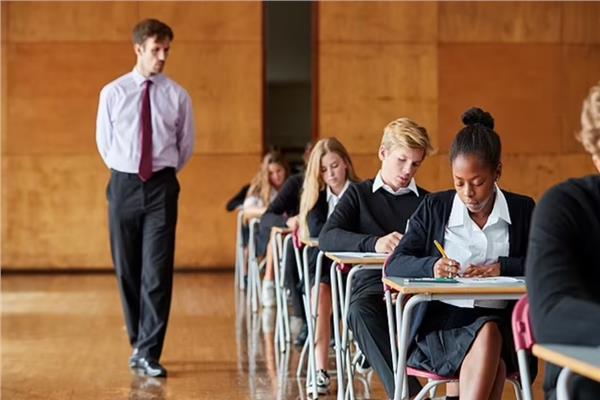 روبوتات الذكاء الاصطناعي تثير المخاوف بسبب الغش في الامتحانات  