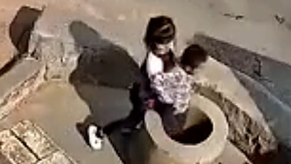 فيديو رهيب.. طفلة تتسلى بإلقاء صغير ببئر عميقة!