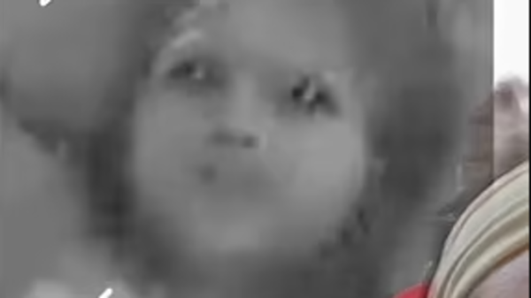 طفلة شبح تحدق في كاميرا مراقبة تثير الهلع.. ما قصتها؟