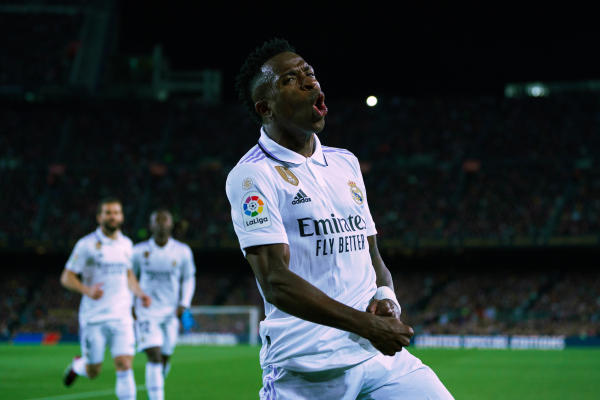 فينيسيوس يستمد القوة من رونالدو وأساطير الكرة