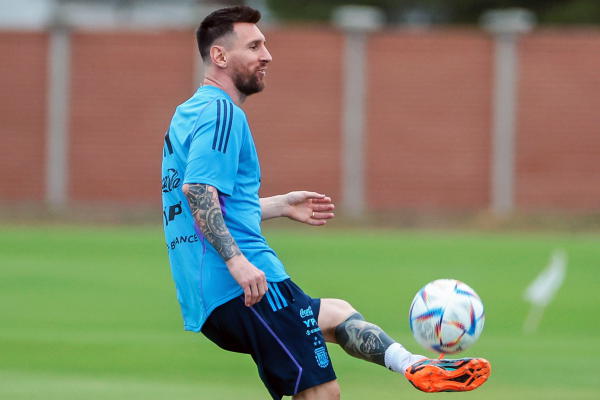 ميسي يقدم برشلونة على سان جيرمان في قائمة أولوياته