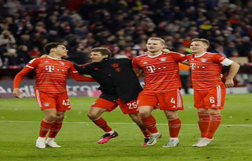 بايرن ميونخ بزيح دورتموند عن الصدارة برباعية مستثمراً ضعف حارس المرمى