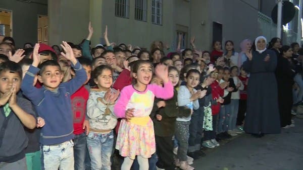 أطفال أيتام ينشرون البهجة في شوارع بيروت رغم الأزمة الاقتصادية