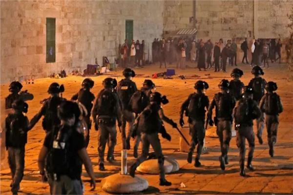 ٦ إصابات خلال مواجهات بين قوات الاحتلال وفلسطينيين في محيط المسجد الأقصى