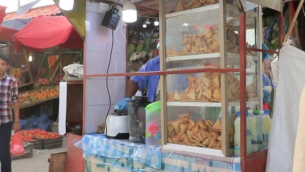 رواج سوق الحلويات الشعبية في اليمن بعربات “فطورك يا صائم”