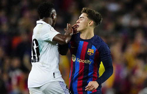 “فينيسيوس” لنجم برشلونة: “اخرس أنت فظيع”