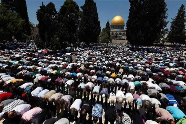 130 ألفا يؤدون صلاة الجمعة الثالثة من شهر رمضان في المسجد الأقصى