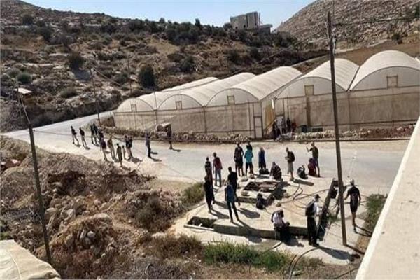 مُستوطنون إسرائيليون يحرقون بيتا بدائيا بالأغوار الشمالية