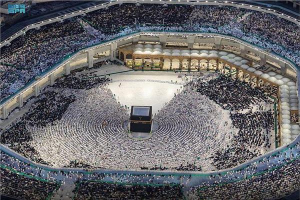 بالصور| مئات الآلاف يقضون ليلة السابع عشر من رمضان بجوار البيت العتيق