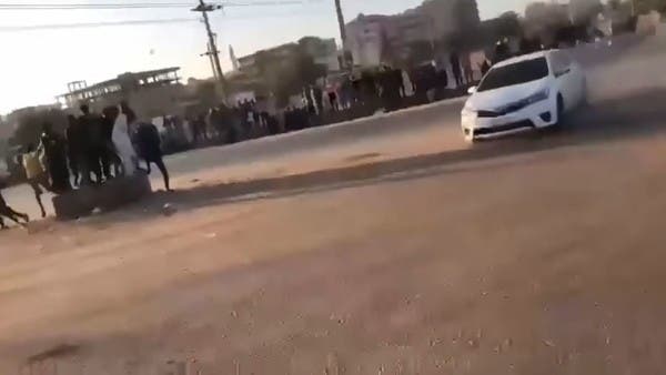 مشاهد لا تصدق.. مفحطون يطيحون بالمارة وسط الخرطوم