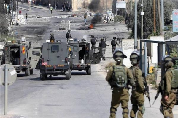 إصابة فلسطينيين بشظايا الرصاص وبالاختناق خلال اقتحام الاحتلال الإسرائيلي لمخيم «العين»
