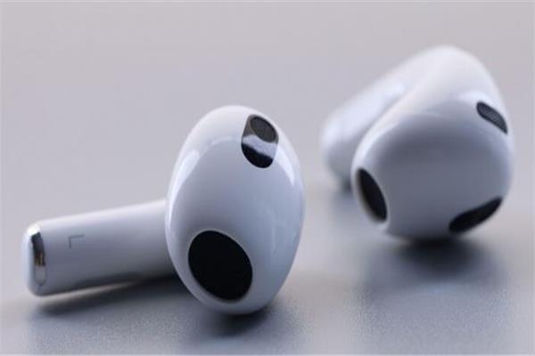آبل تمنح سماعات AirPods ميزات فريدة