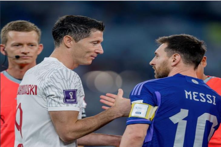 ليفاندوفسكي يأمل باللعب مع ميسي في برشلونة الموسم المقبل