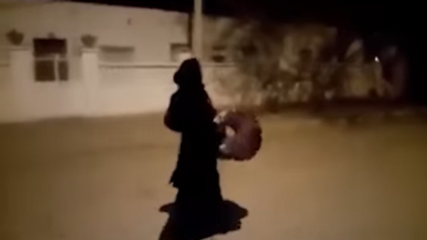 حملت طبل والدها وخرجت ليلا.. “مسحراتية” تذهل التونسيين