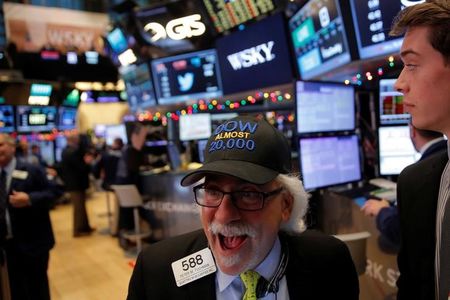 الأسواق تحتفل ببيانات التضخم.. الذهب يقفز 1.5% والأسهم تتلون بالأخضر
