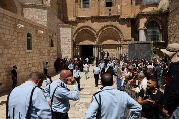 الكنائس الشرقية تحتفل بسبت النور في كنيسة القيامة بالقدس رغم إجراءات الاحتلال