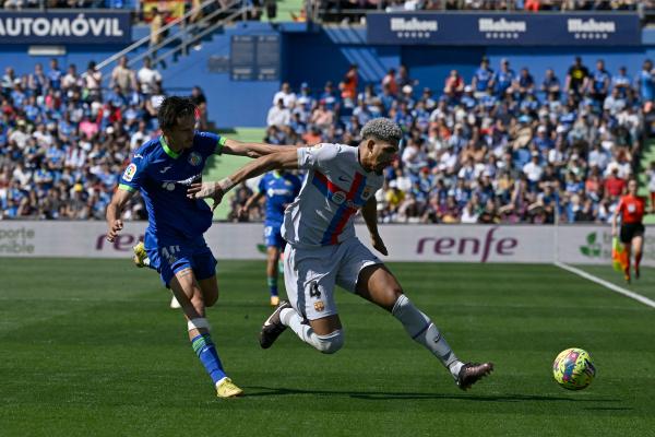 برشلونة يواصل نزيف النقاط وأتلتيكو يحقق فوزه السادس توالياً
