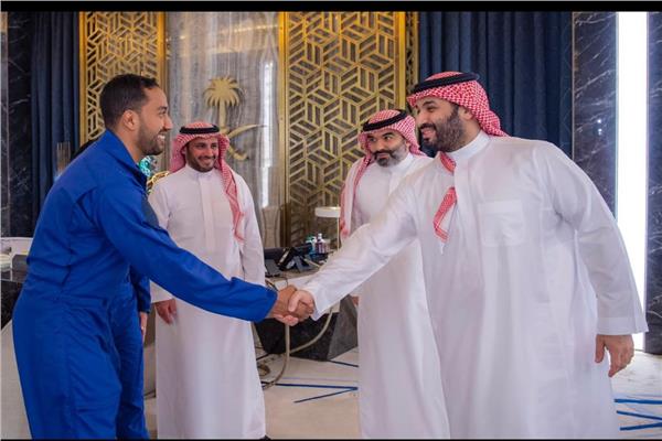 محمد بن سلمان يستقبل رواد الفضاء السعوديين قبل انطلاق رحلتهم | صور