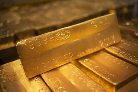 الذهب يخسر مقاومة الـ 2000$..ومؤشرات السوق الأمريكي حذرة