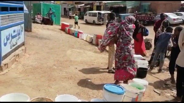 صعوبات يواجهها السودانيون في الحصول على الماء بعد تضرر محطات المياه