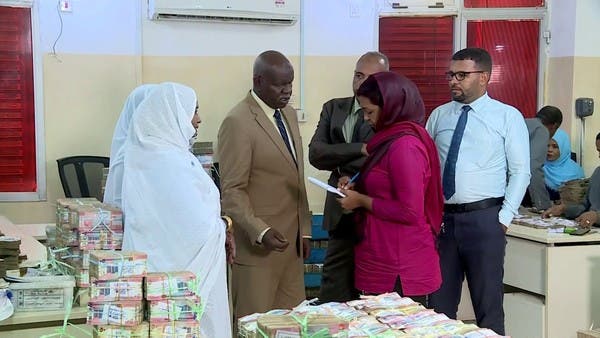 المواجهة بين الجيش السوداني والدعم السريع تدفع الاقتصاد إلى الأسوأ