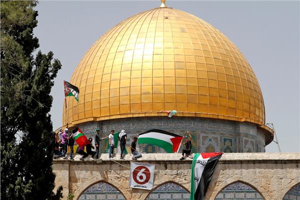 الاحتلال الإسرائيلي يزيل الأعلام الفلسطينية من قبة الصخرة