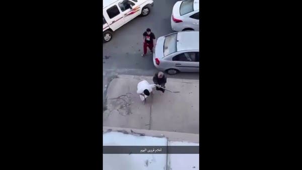 شاهد مشاجرة جماعية بالعصي.. وشرطة الطائف تقبض على المتهمين