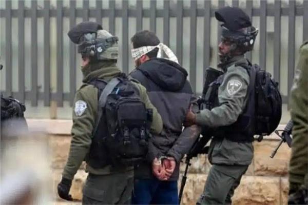القوات الإسرائيلية تعتقل صحفيا ونجله و5 آخرين من مخيم الدهيشة في بيت لحم