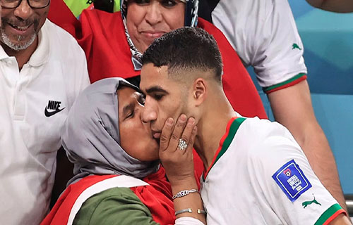 والدة حكيمي تكشف حقيقة تسجيل ثروته باسمها