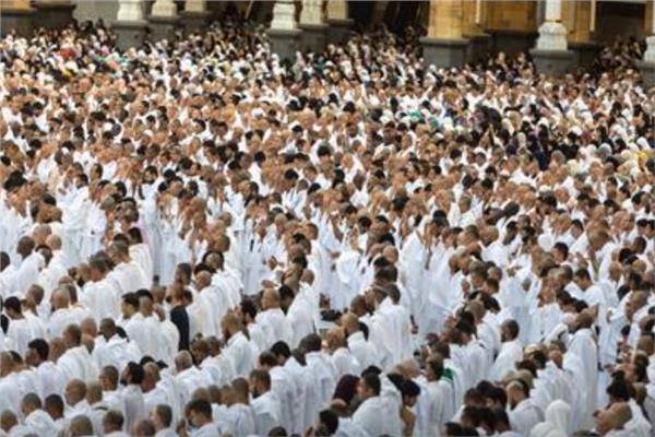 آلاف المعتمرين يؤدون صلاة العيد بالمسجدين «الحرام والنبوي»| صور